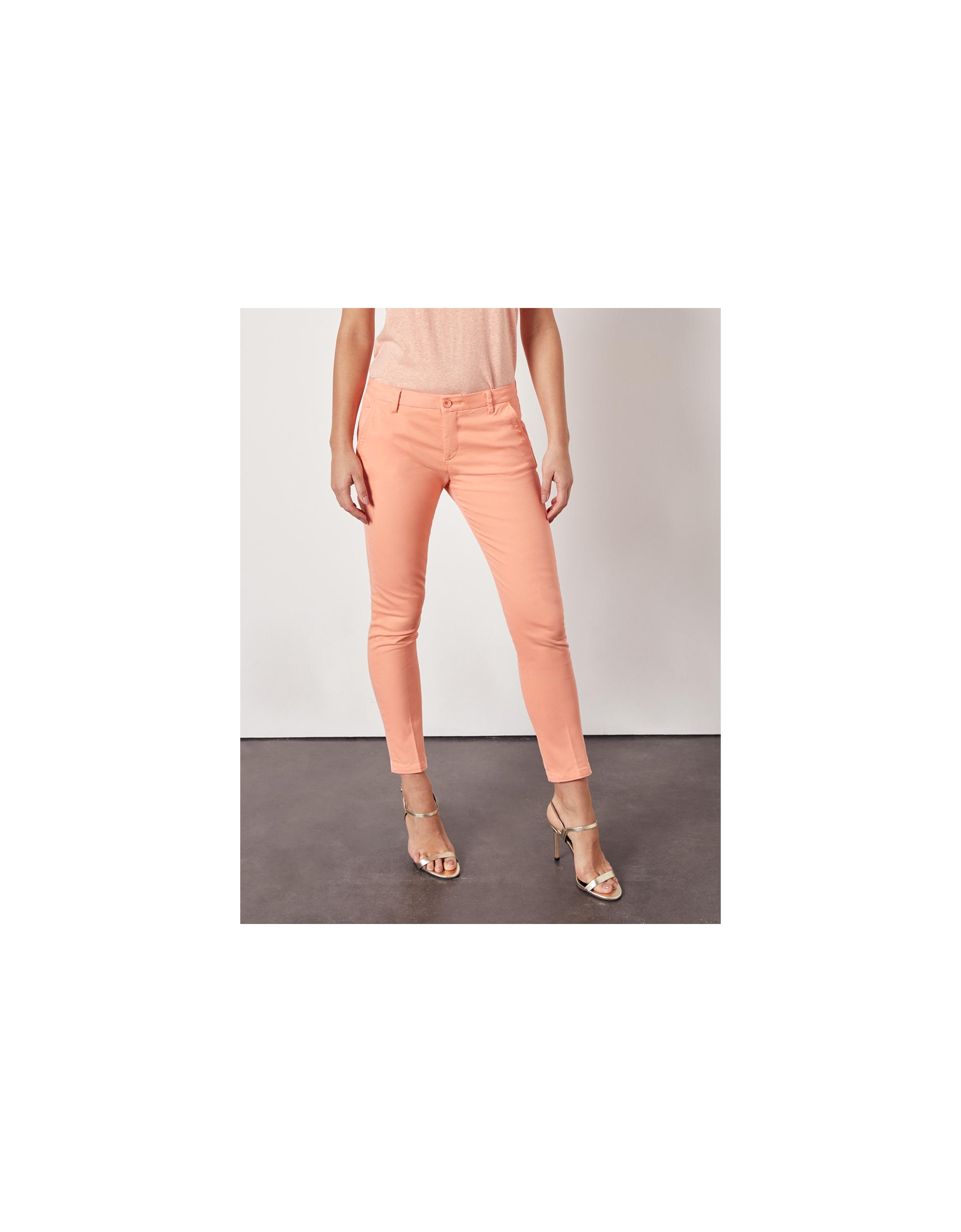 peach cropped trousers